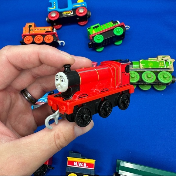 Lots of 13 Thomas & Friends Trains w/ 1 Brio Train - Picture 8 of 12